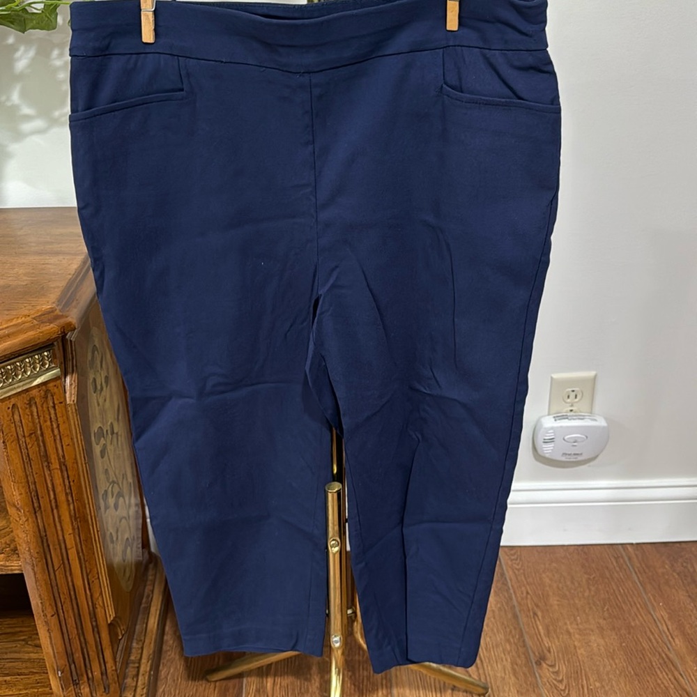 Chico’s sz 1.5 navy crops